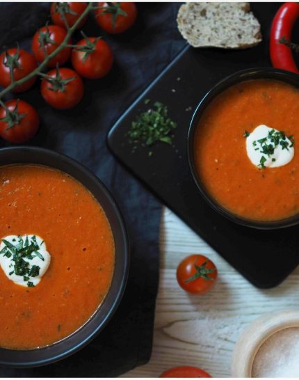 geroestete-tomatensuppe-aus-dem-backofen-knoblauch-chili