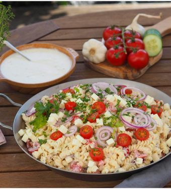 perfekte-grillbeilage-tzatziki-nudelsalat-mit-viel-knoblauch