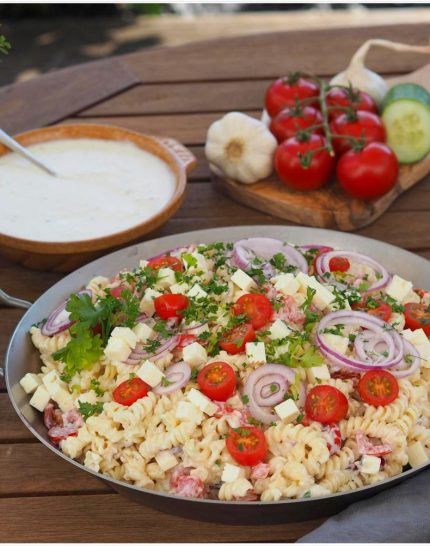 perfekte-grillbeilage-tzatziki-nudelsalat-mit-viel-knoblauch