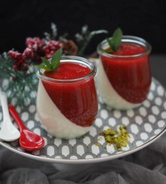 dessert-vanille-panna-cotta-nachtisch-mit-erdbeermus