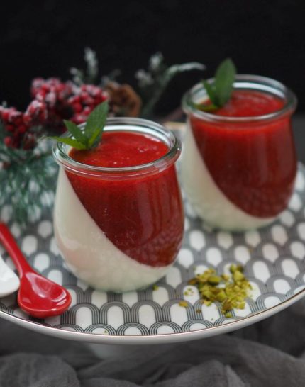 dessert-vanille-panna-cotta-nachtisch-mit-erdbeermus