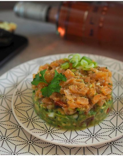 geraeucherter-lachs-auf-avocado-tomaten-salsa-mit-honig-senf-dressing