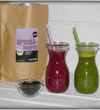 Smoothie-mit-Gerstengras -Aronia-Beere